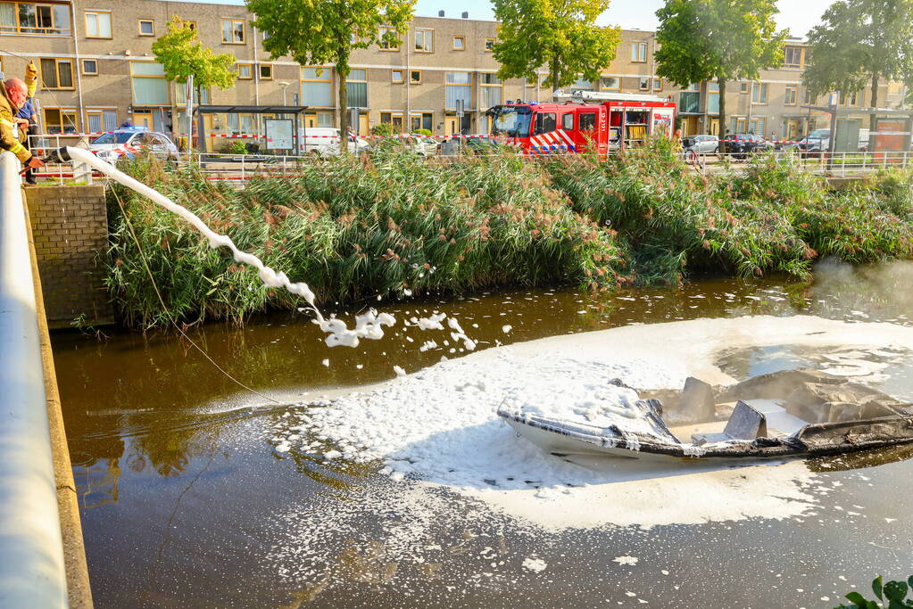 Motorboot volledig uitgebrand na explosie