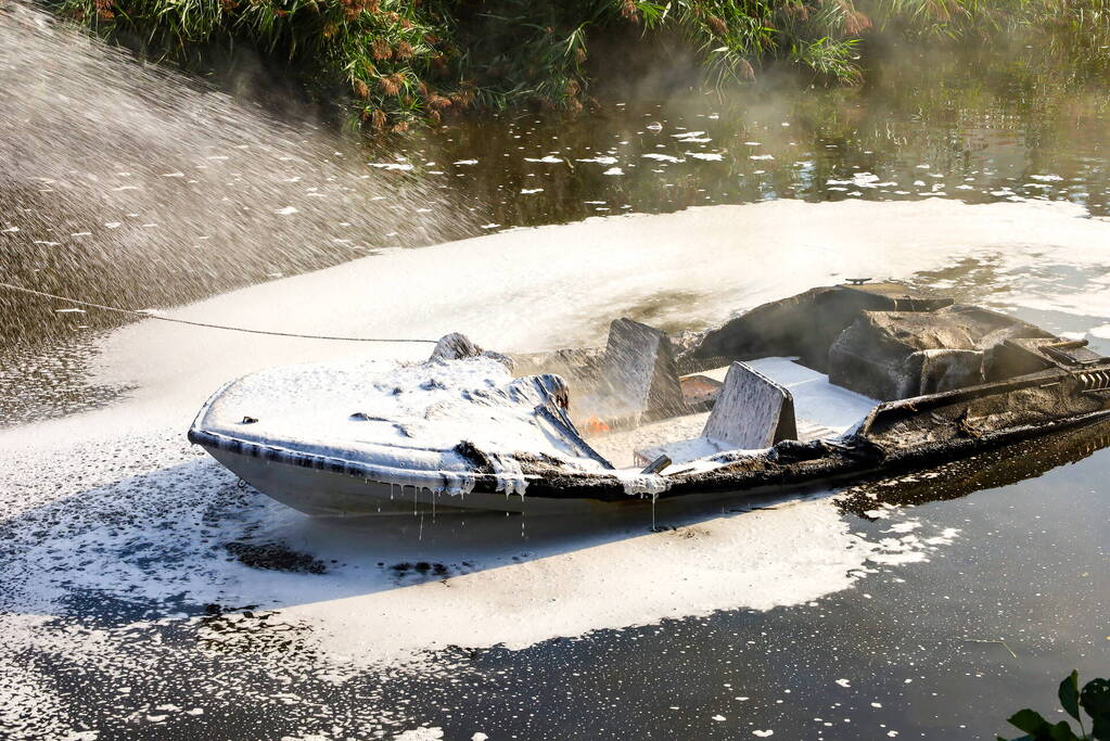 Motorboot volledig uitgebrand na explosie