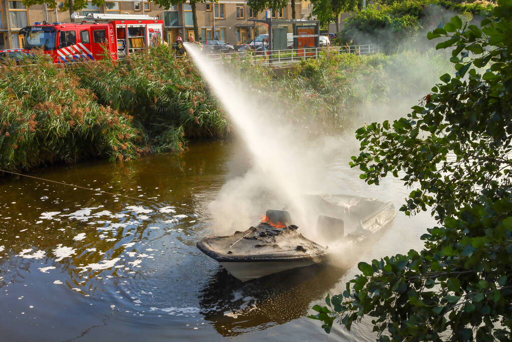 Motorboot volledig uitgebrand na explosie