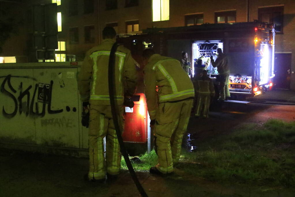 Brandweer blust brandende prullenbak