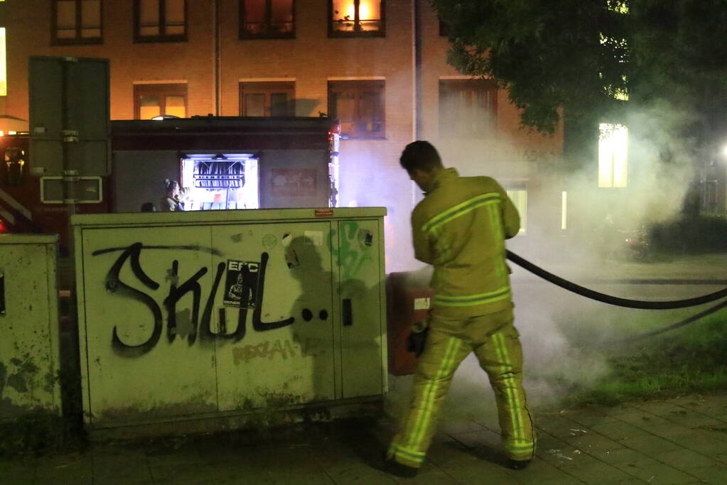 Brandweer blust brandende prullenbak