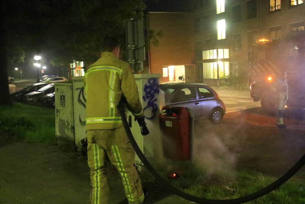 Brandweer blust brandende prullenbak