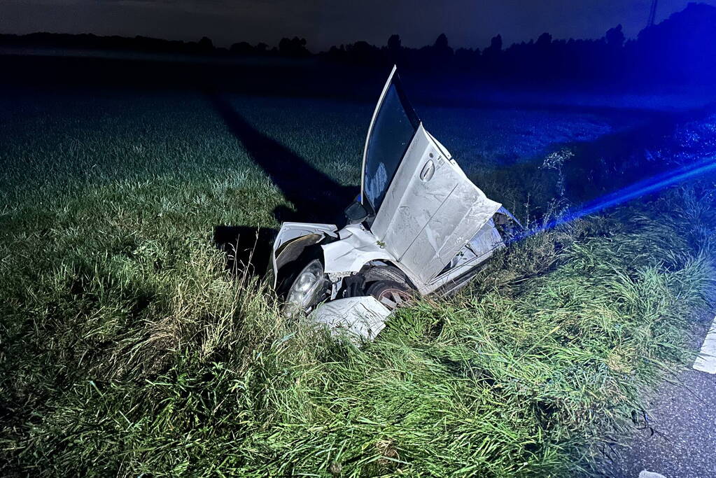 Brandweer bevrijdt persoon uit auto na ongeval