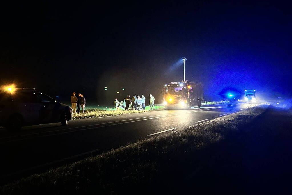 Brandweer bevrijdt persoon uit auto na ongeval