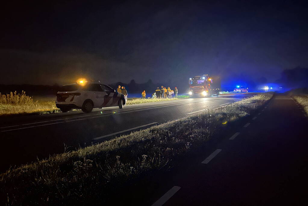 Brandweer bevrijdt persoon uit auto na ongeval