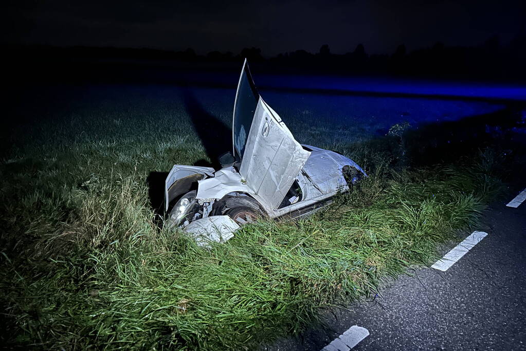 Brandweer bevrijdt persoon uit auto na ongeval