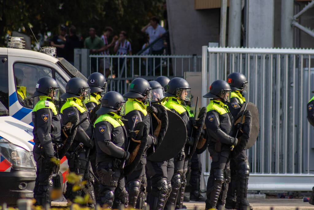 Politie groots ingezet bij rellen na voetbalwedstijd