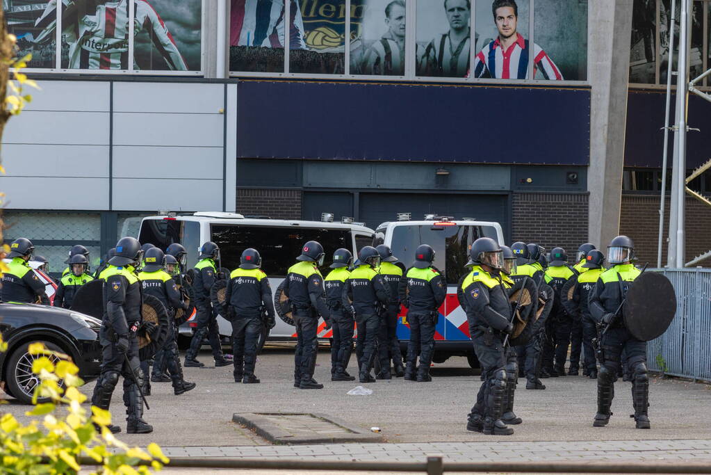 Politie groots ingezet bij rellen na voetbalwedstijd