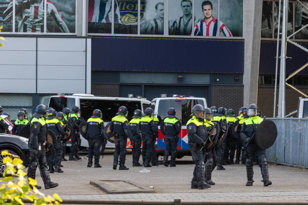 Politie groots ingezet bij rellen na voetbalwedstijd