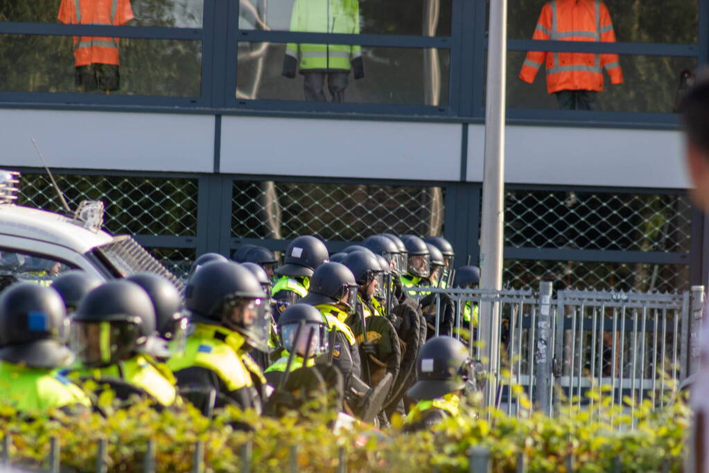 Politie groots ingezet bij rellen na voetbalwedstijd