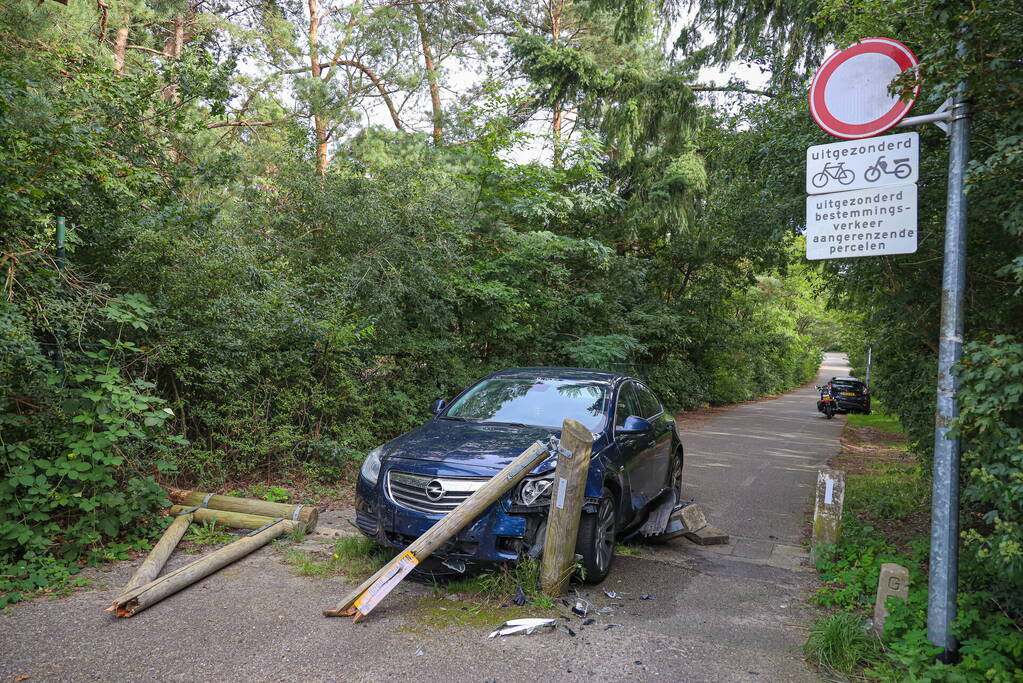 Automobilist onder invloed rijdt tegen houten hek