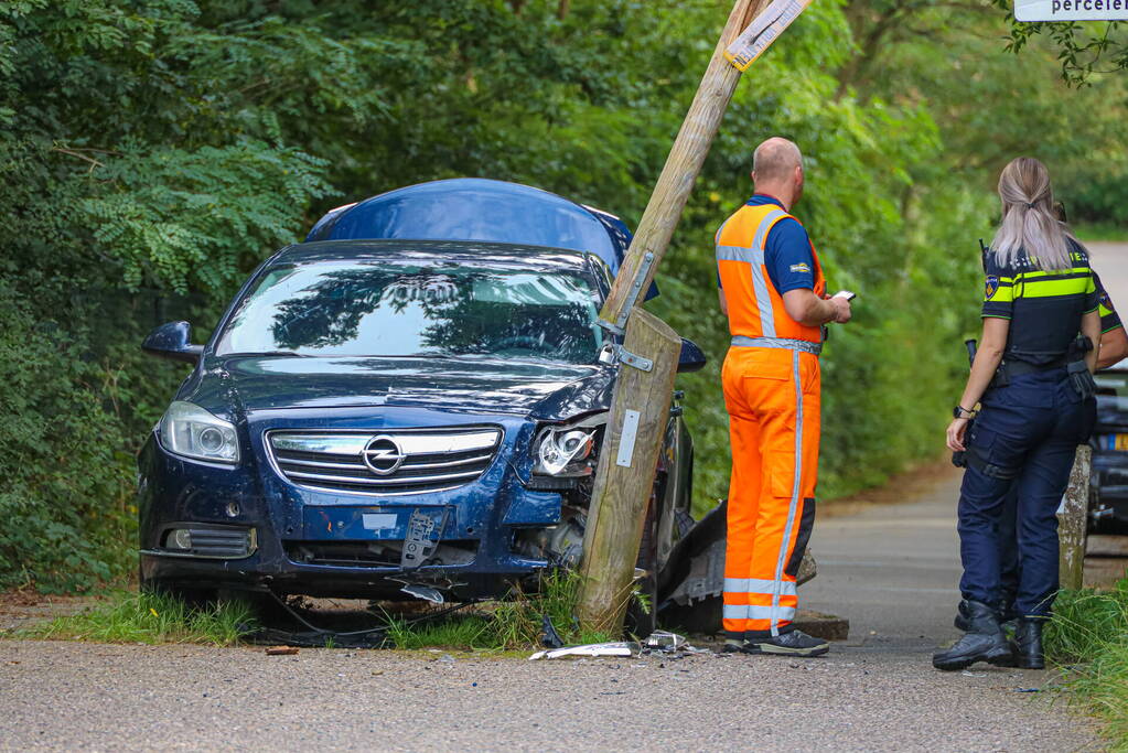 Automobilist onder invloed rijdt tegen houten hek