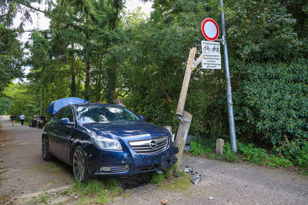 Automobilist onder invloed rijdt tegen houten hek