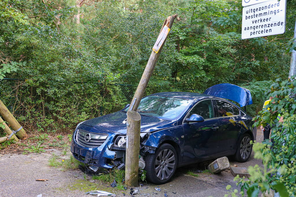 Automobilist onder invloed rijdt tegen houten hek