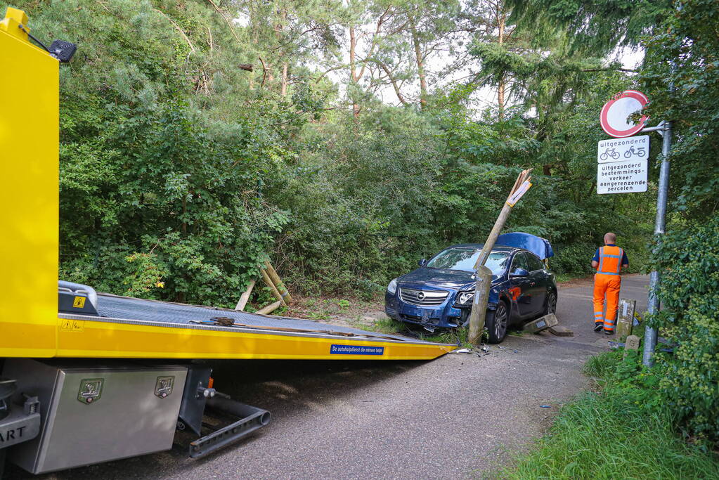 Automobilist onder invloed rijdt tegen houten hek