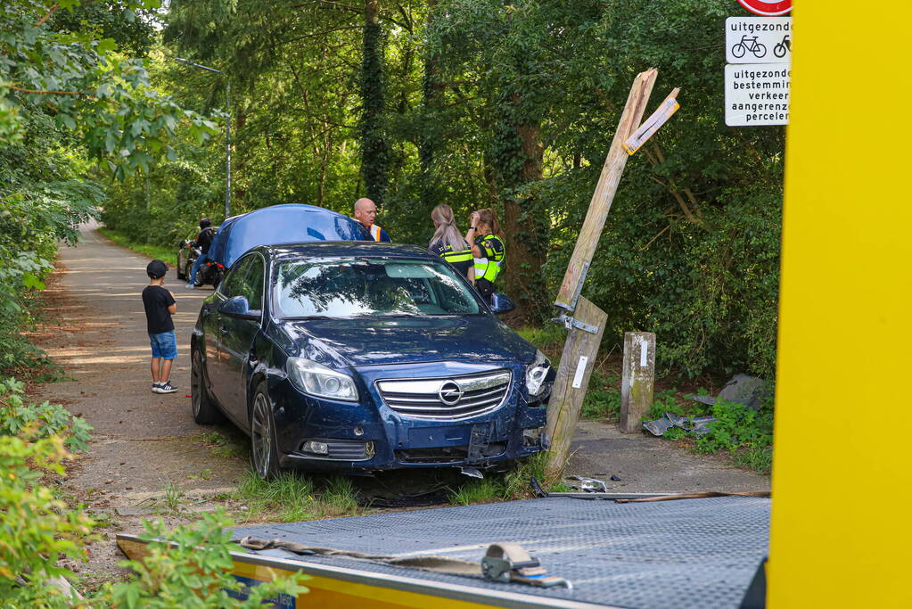 Automobilist onder invloed rijdt tegen houten hek