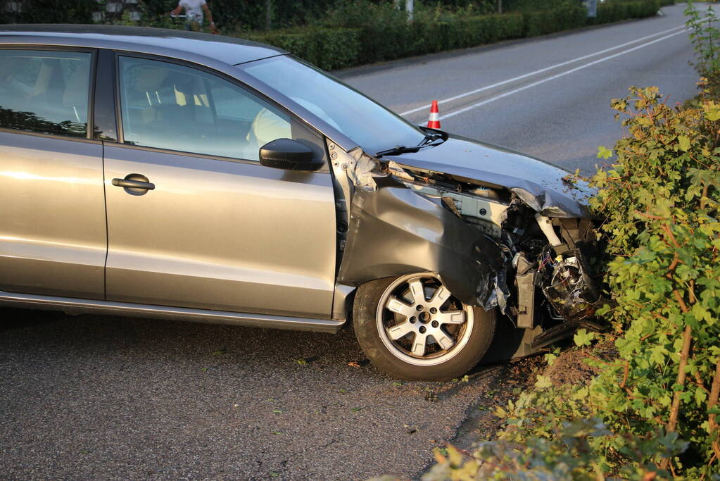 Twee gewonden nadat automobilist lantaarnpaal ramt