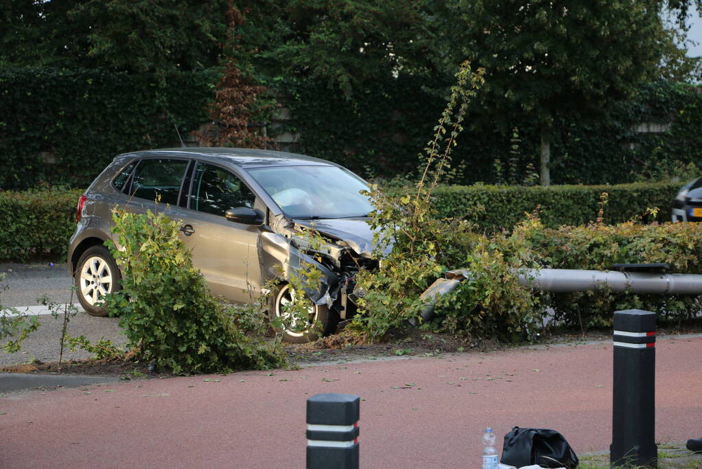 Twee gewonden nadat automobilist lantaarnpaal ramt