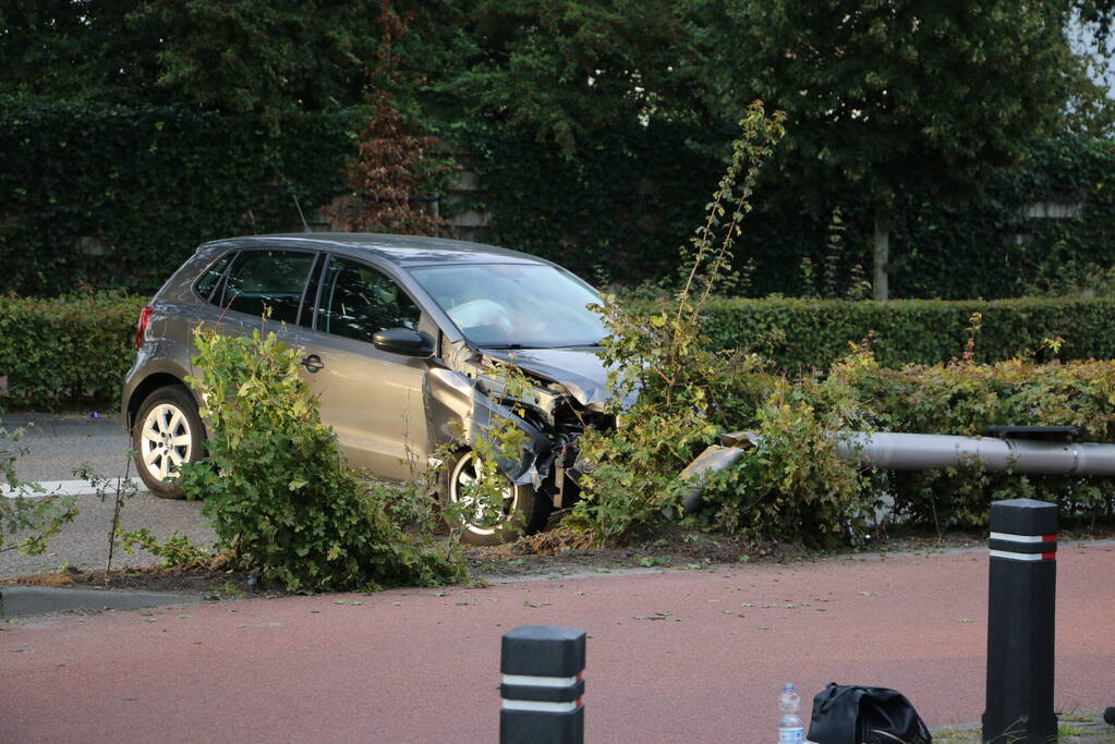 Twee gewonden nadat automobilist lantaarnpaal ramt