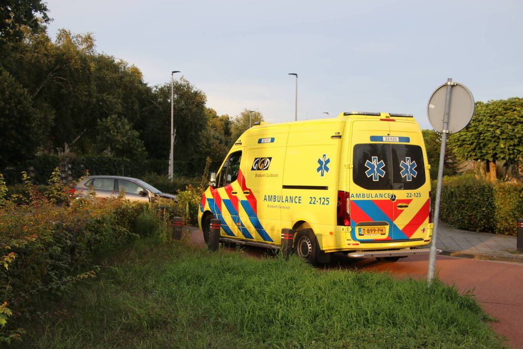 Twee gewonden nadat automobilist lantaarnpaal ramt