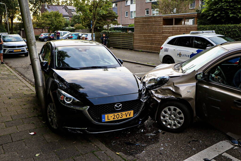 Automobilist rijdt meerdere keren tegen geparkeerde auto