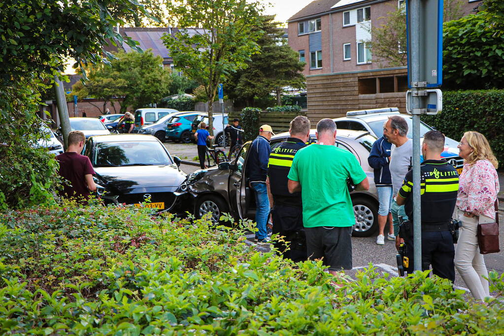 Automobilist rijdt meerdere keren tegen geparkeerde auto