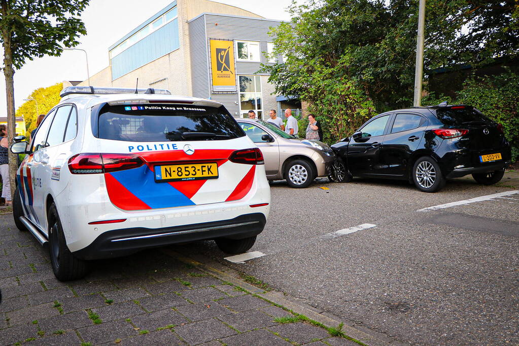 Automobilist rijdt meerdere keren tegen geparkeerde auto