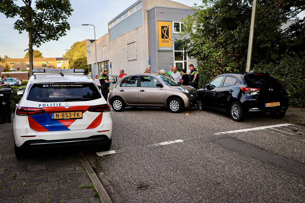 Automobilist rijdt meerdere keren tegen geparkeerde auto