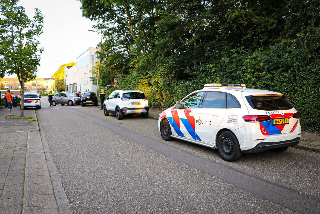 Automobilist rijdt meerdere keren tegen geparkeerde auto