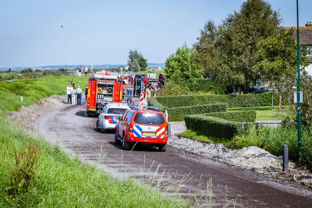 Vrachtwagen valt op zijn kant