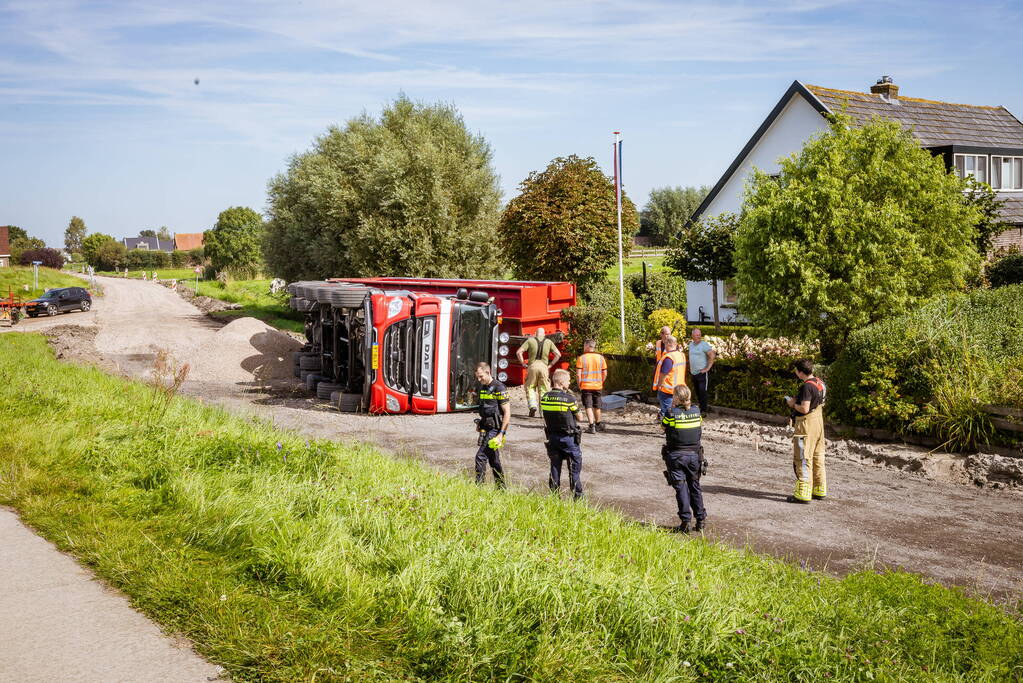 Vrachtwagen valt op zijn kant