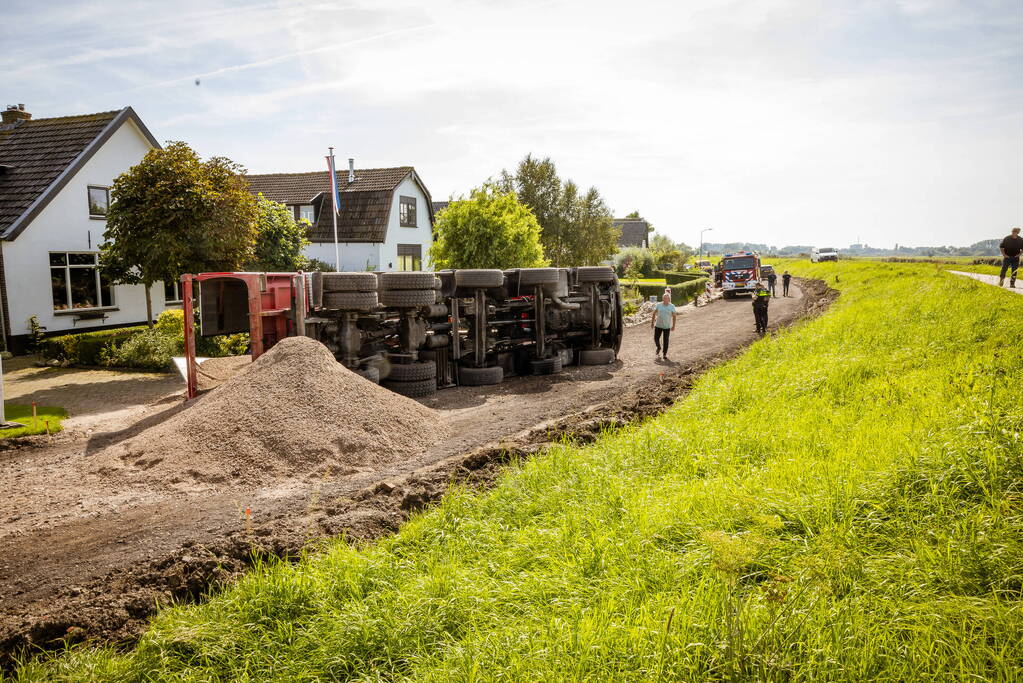 Vrachtwagen valt op zijn kant