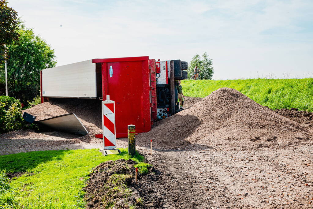 Vrachtwagen valt op zijn kant