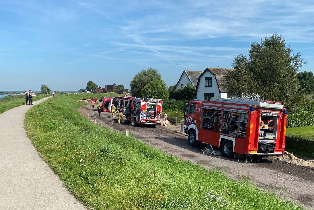 Vrachtwagen valt op zijn kant