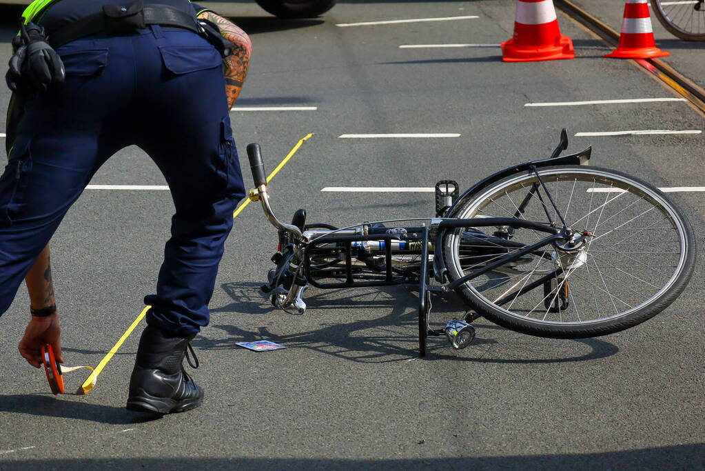 Vrouw met fiets aangereden door tram