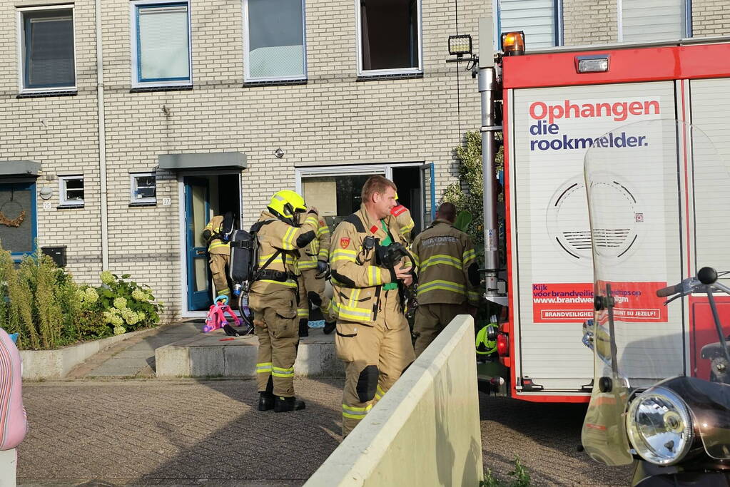 Steekvlam door bluspoging brand in pan met olie