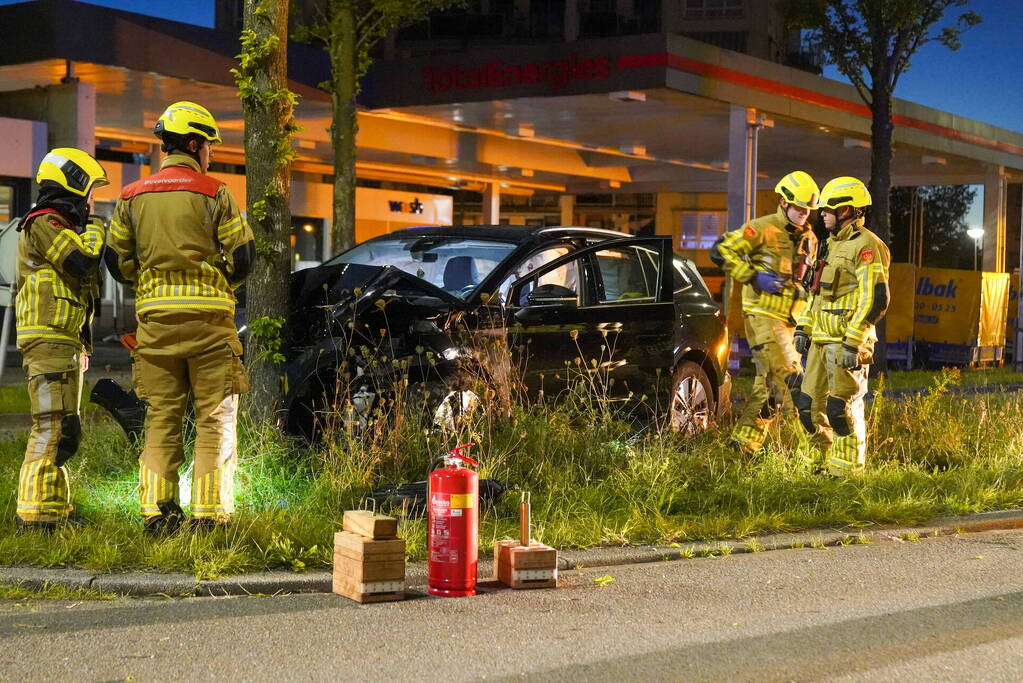 Automobilist klapt op boom