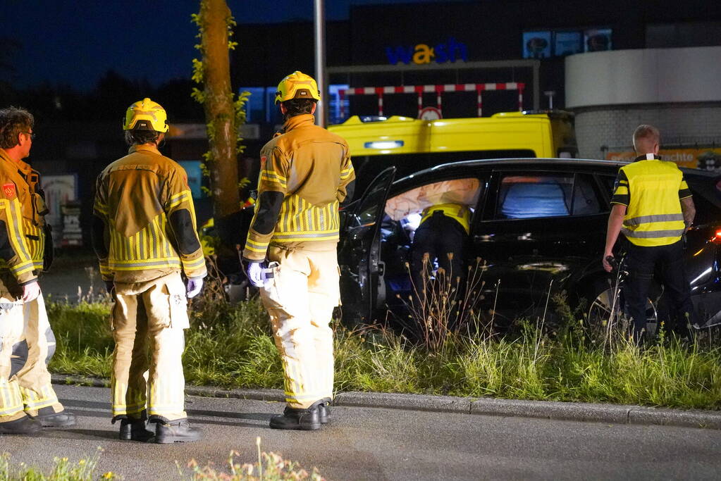 Automobilist klapt op boom