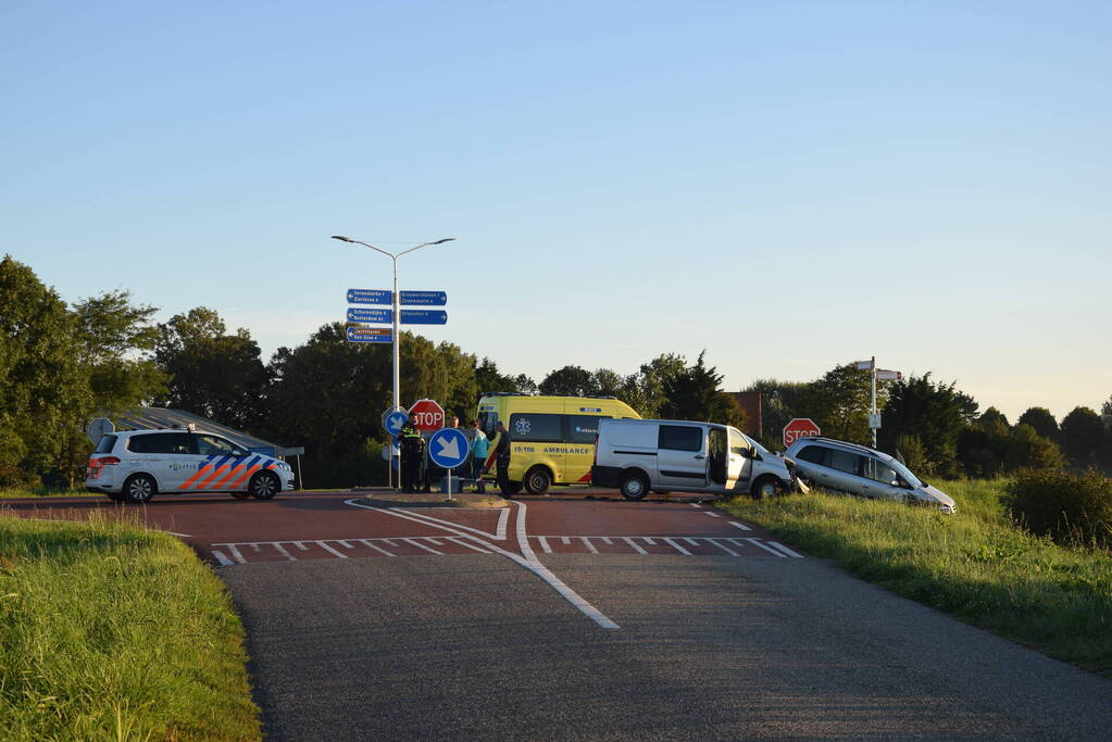 Twee personen gecontroleerd na ongeval op kruising