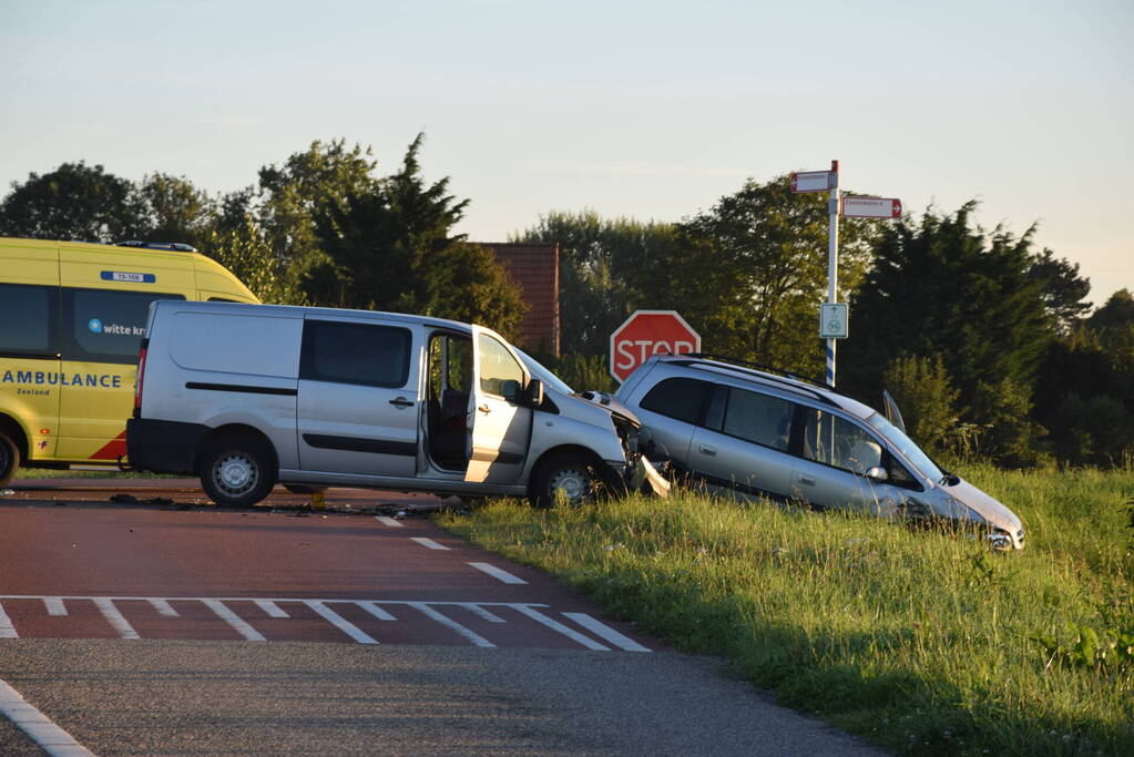 Twee personen gecontroleerd na ongeval op kruising