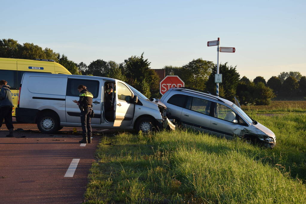 Twee personen gecontroleerd na ongeval op kruising