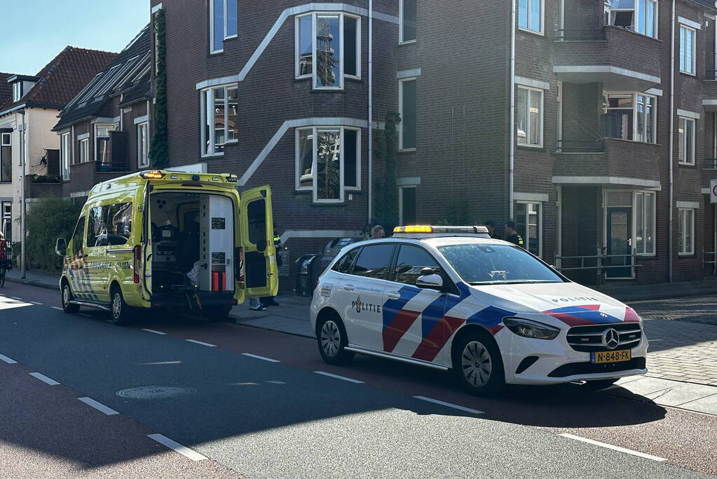 Personenauto rijdt fietser aan en vertrekt