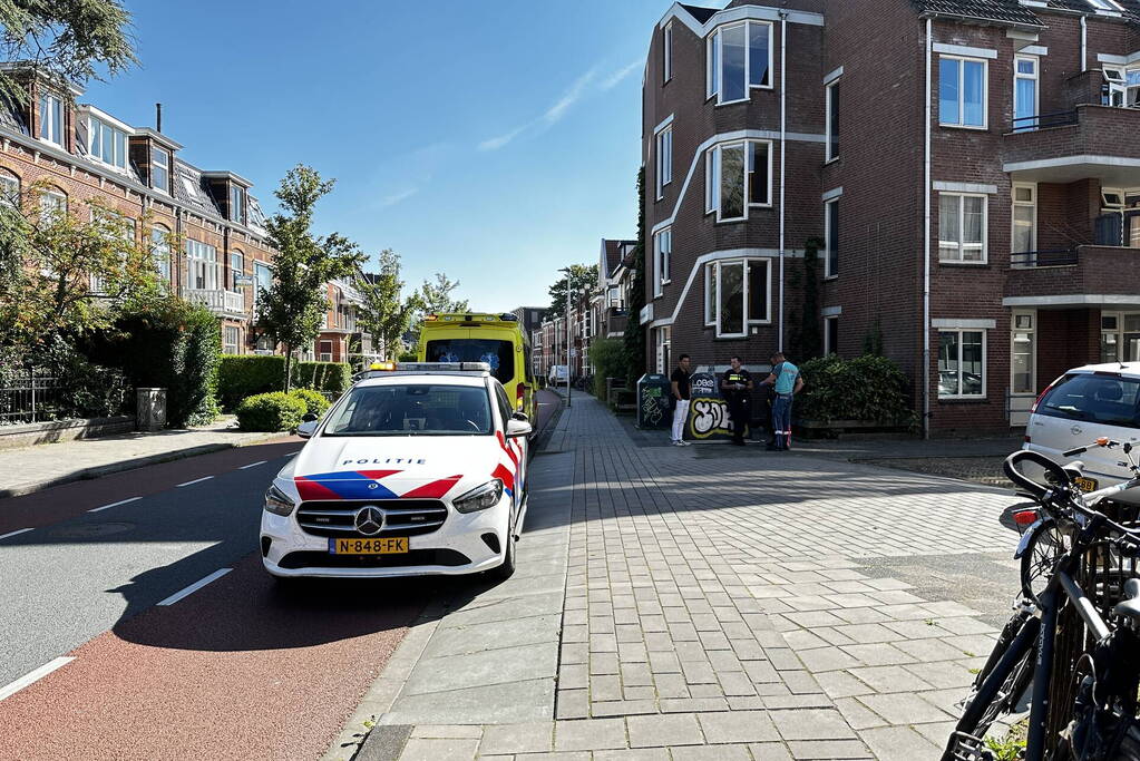 Personenauto rijdt fietser aan en vertrekt