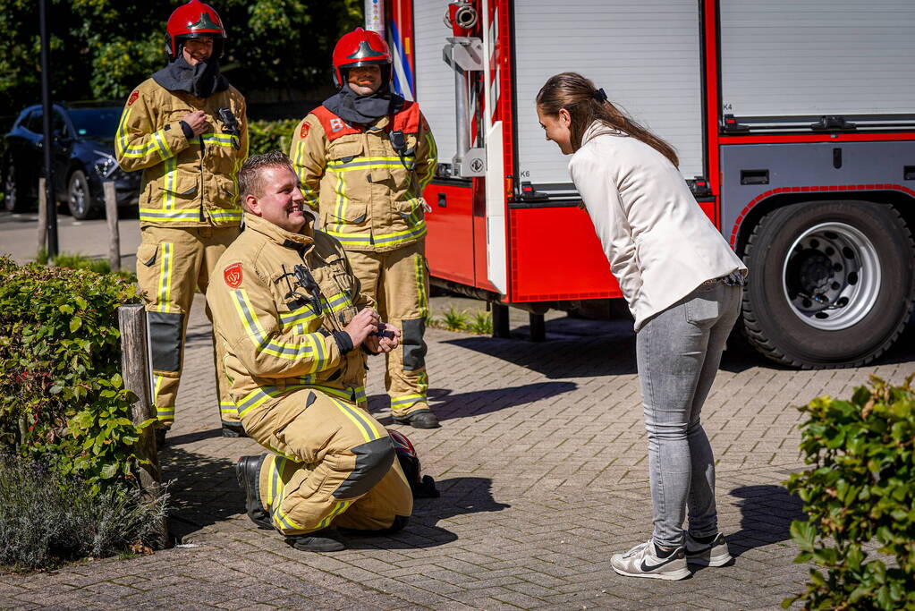 Brandweerman vraagt vriendin ten huwelijk tijdens oefening Huisartspraktijk