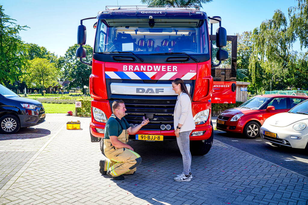 Brandweerman vraagt vriendin ten huwelijk tijdens oefening Huisartspraktijk