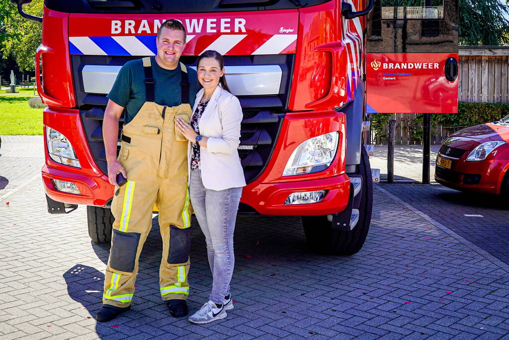 Brandweerman vraagt vriendin ten huwelijk tijdens oefening Huisartspraktijk