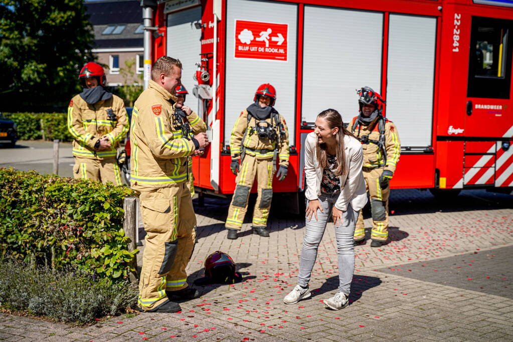 Brandweerman vraagt vriendin ten huwelijk tijdens oefening Huisartspraktijk