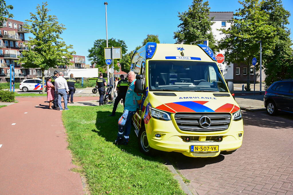 Scooterrijdster gewond bij aanrijding