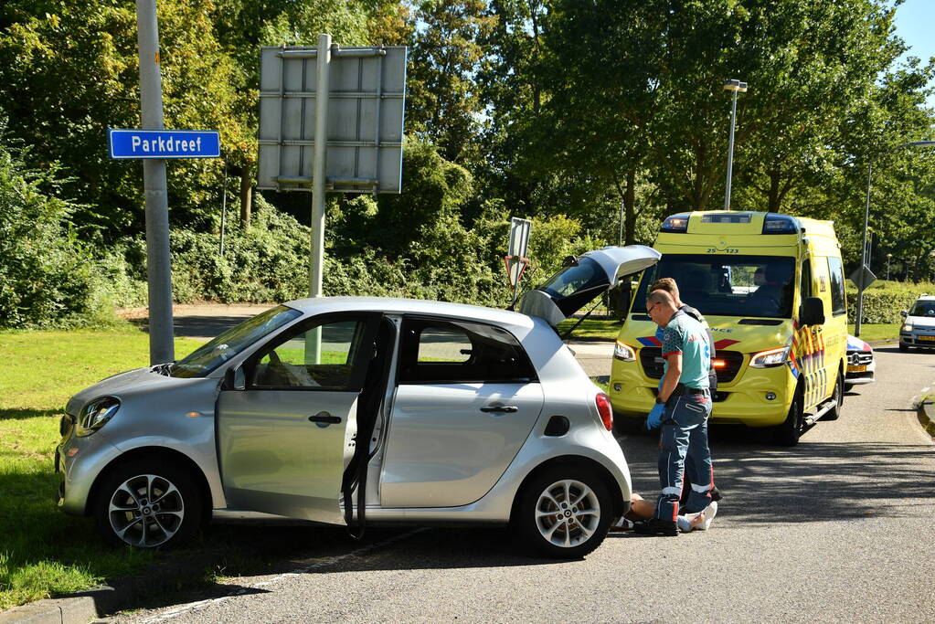 Vrouw rijdt tegen lantaarnpaal aan