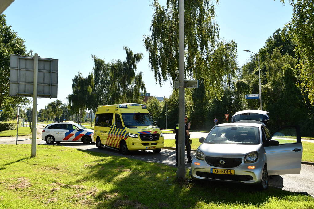 Vrouw rijdt tegen lantaarnpaal aan